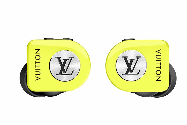 ジェットブラック、プリスティンホワイト、ブライトレッド、ピンク、ネオンイエローの5色展開で各125,000円。「ルイ・ヴィトン ホライゾン イヤホン-ネオンイエロー」。©Louis Vuitton
