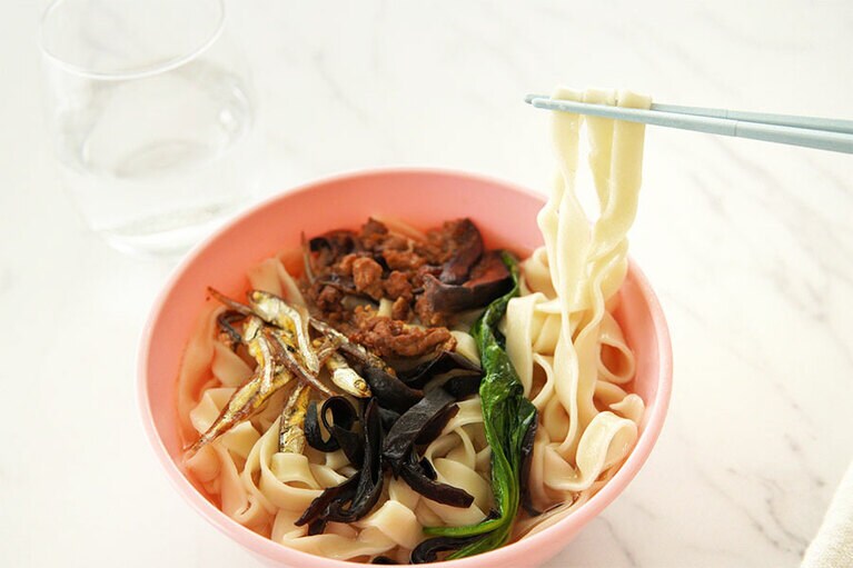 袋の指示どおりに麺をゆで、スープを注いだら、具をトッピングして完成。