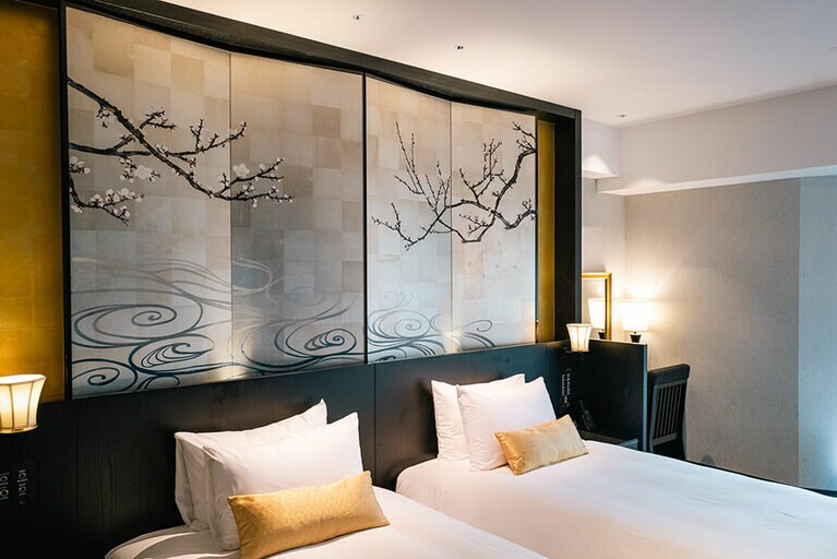 ヘッドボードに描かれているのは、加賀友禅の梅染と加賀藩主 前田家の家紋にちなんだ「梅の花」。