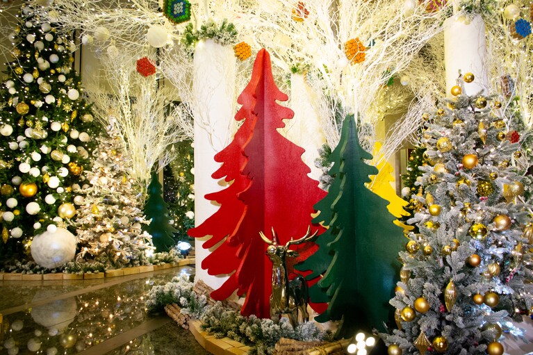 廃材をアップサイクルしたクリスマスツリー（中央）。