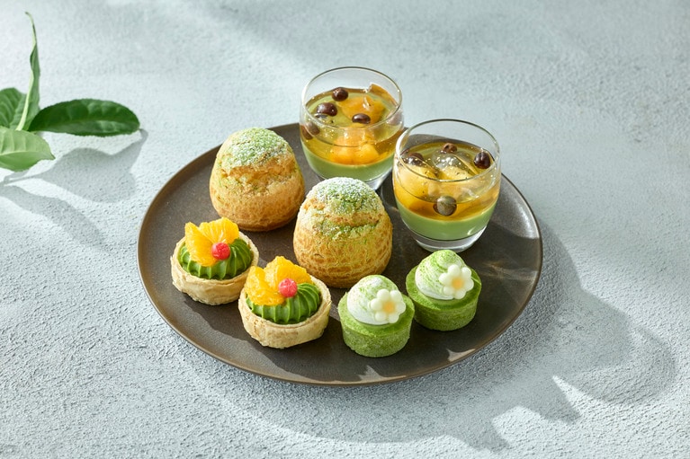 「抹茶とアーモンドミルクのブランマンジェ」ほか、「抹茶アフタヌーンティー」（土・日・祝日限定）のティースタンド中段のイメージ。ドリンクは、平日・週末ともにTWGティーの紅茶8種類をはじめ、アフタヌーンティーに合わせて厳選した14種類がフリーフローでいただける。