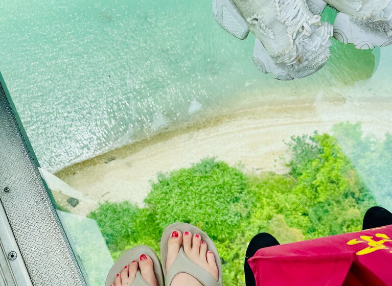 クリスタルキャビンは床もガラス張りになっており、スリル満点！