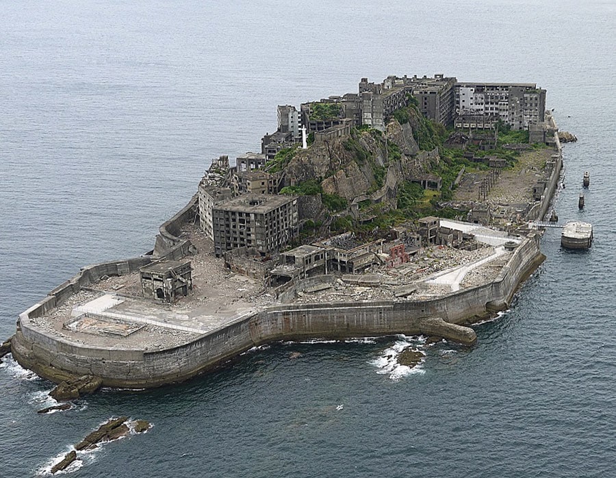 日本初の鉄筋コンクリートの７階建てアパート跡が残る島の南側。当時、テレビ普及率が全国で8％程度でも、軍艦島では100％。先進の島でした。©軍艦島上陸クルーズ