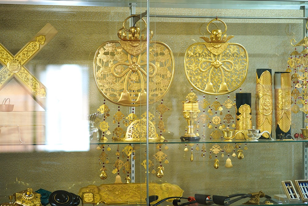 仏壇や神社仏閣を装飾する錺金具。