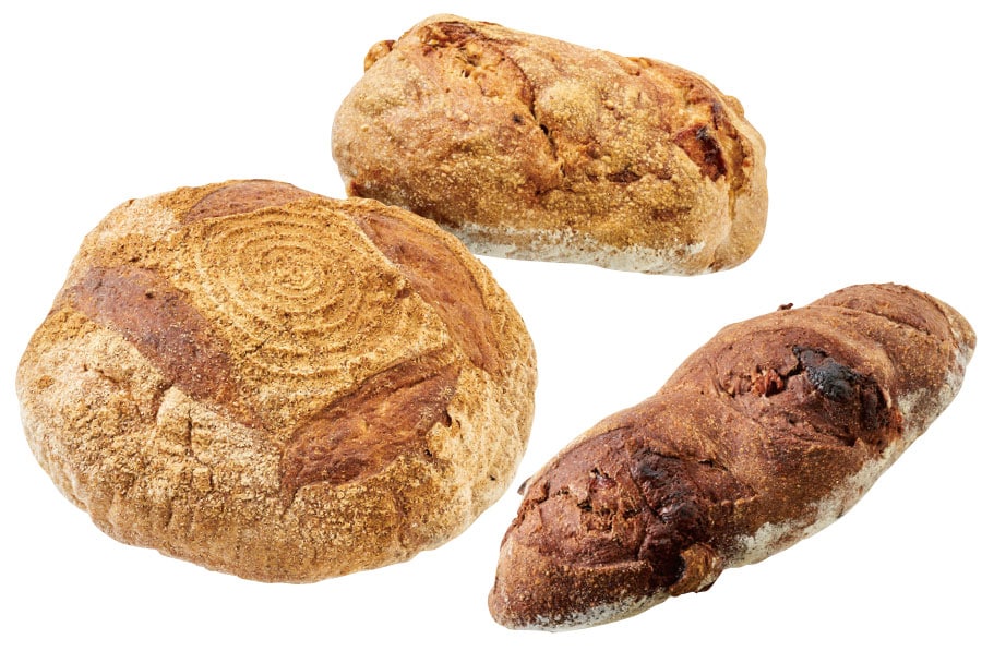 左から時計回りに：ライ麦パン 1,360円(税込)、クルミ＆フィグ 590円(税込)、クランベリーチョコ 580円(税込)