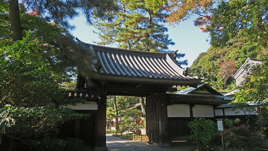 内苑の御門は、京都東山の西方寺から移築されたもの。横浜市指定有形文化財。
