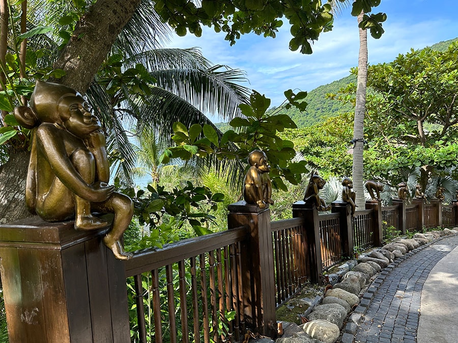 リゾート内のさまざまな場所にある猿のモチーフに、動物たちへの愛情を感じる。