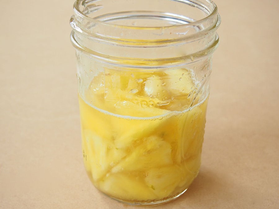（3）パイナップルが米酢と馴染んでしんなりしたらグラスに移し入れます。