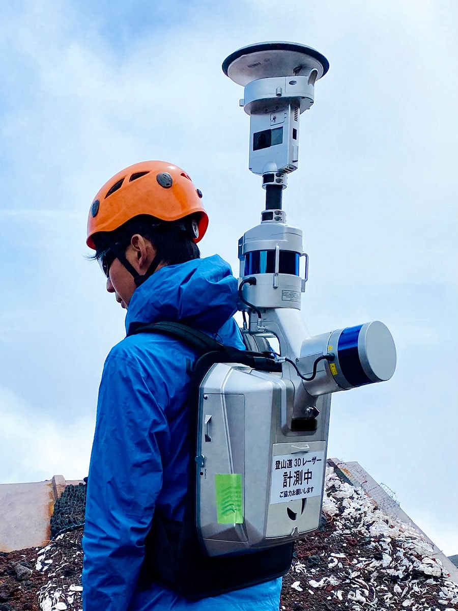 富士山を3Dスキャンで計測する秋本さん／写真提供：秋本真宏