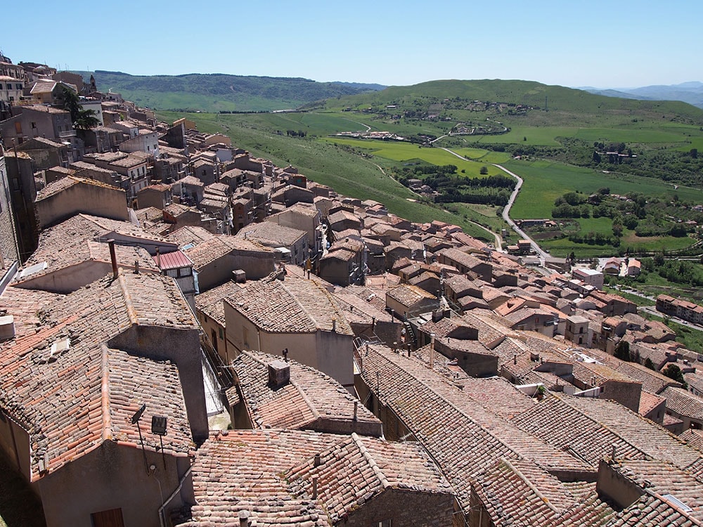 厳正な審査で加盟が許される「イタリアの最も美しい村 I Borghi più belli d'Italia」のシチリア島ガンジー。2014年には「美しい村の中の最も美しい村 Il borgo dei borghi」にも選出された。入り組んだ細い路地と階段に沿って折り重なるように建設された家々。