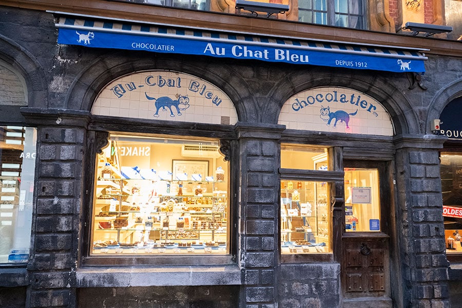 青いネコのマークが目印の可愛らしい店。