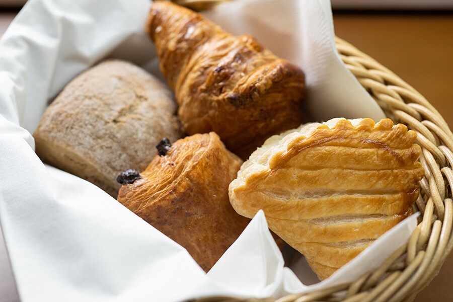 店内のオーブンで焼き上げるパンは、日替わりを含めて毎日4種。