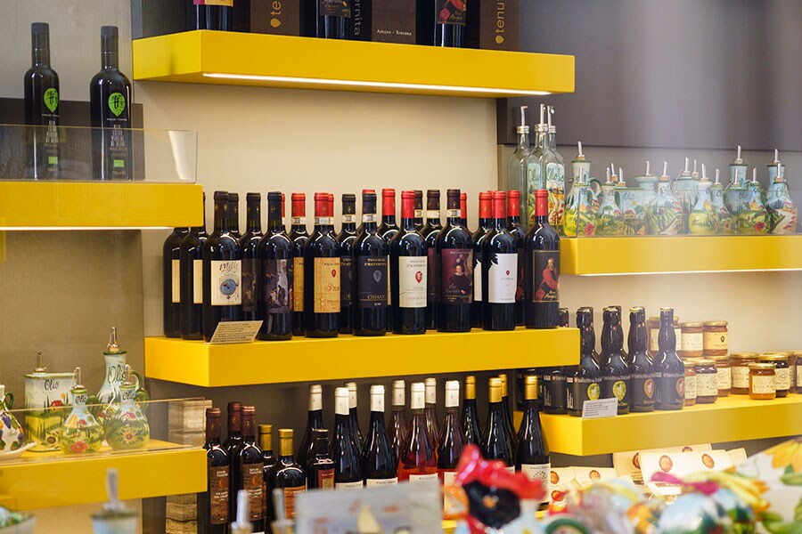 信徒友愛会はアレッツォ郊外に1,300ヘクタールの広さを誇る農園を有し、ワインやオリーブオイルの生産を行う。