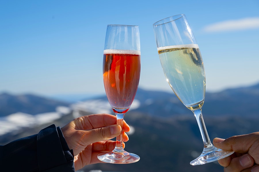 雪景色を眺めながらシャンパンで「乾杯！」。
