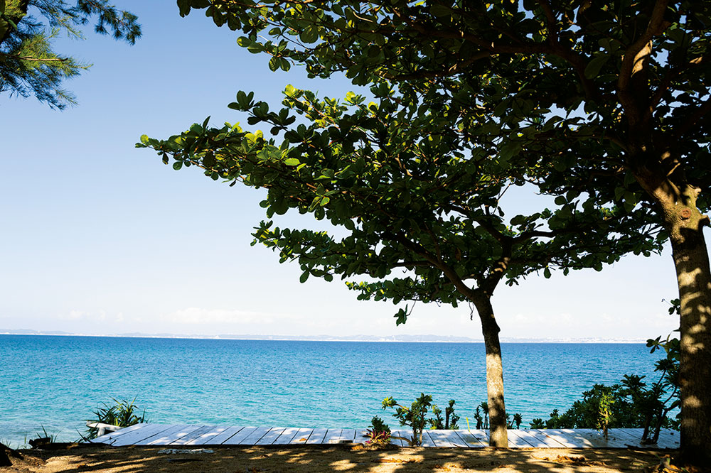 宿から歩いて行けるトゥマイ浜は、島民の憩いの場所。