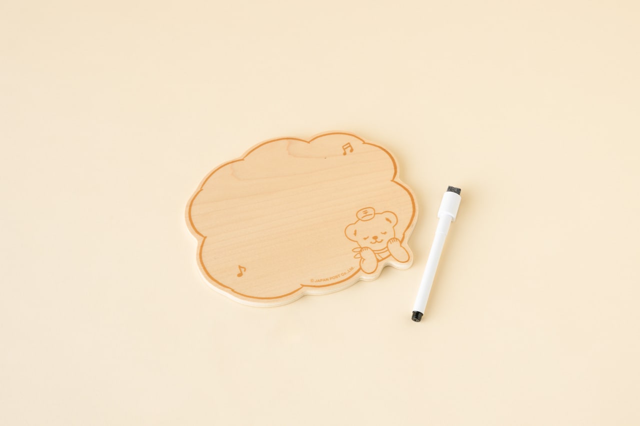 ぽすくまの木製ホワイトボード 2,600円（ボードマーカー付き）。