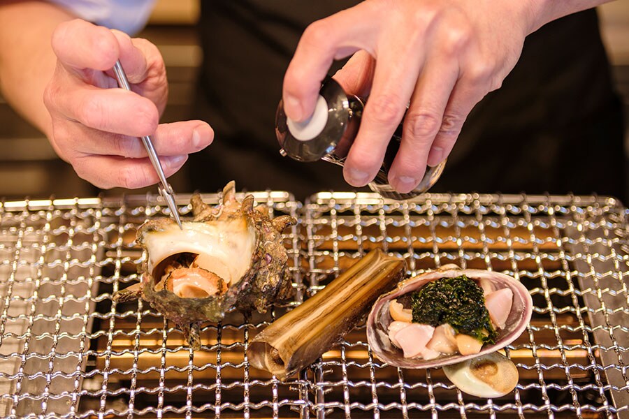 おまかせ焼貝盛り合わせ 焼貝3品 3,380円。マテ貝、大アサリの磯部焼きなど仕入れによって内容がかわる。