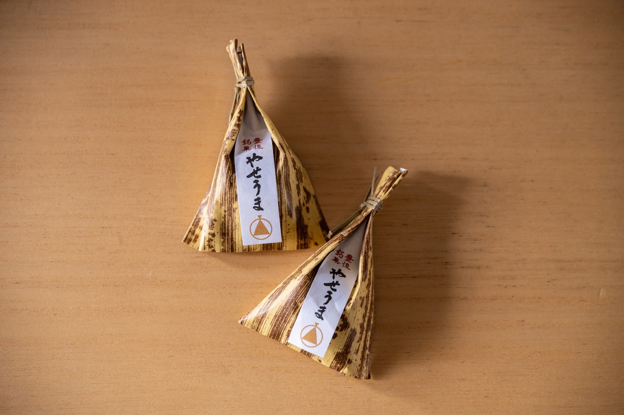 竹皮風の包装紙に、ひとつひとつ手作業で包まれる。