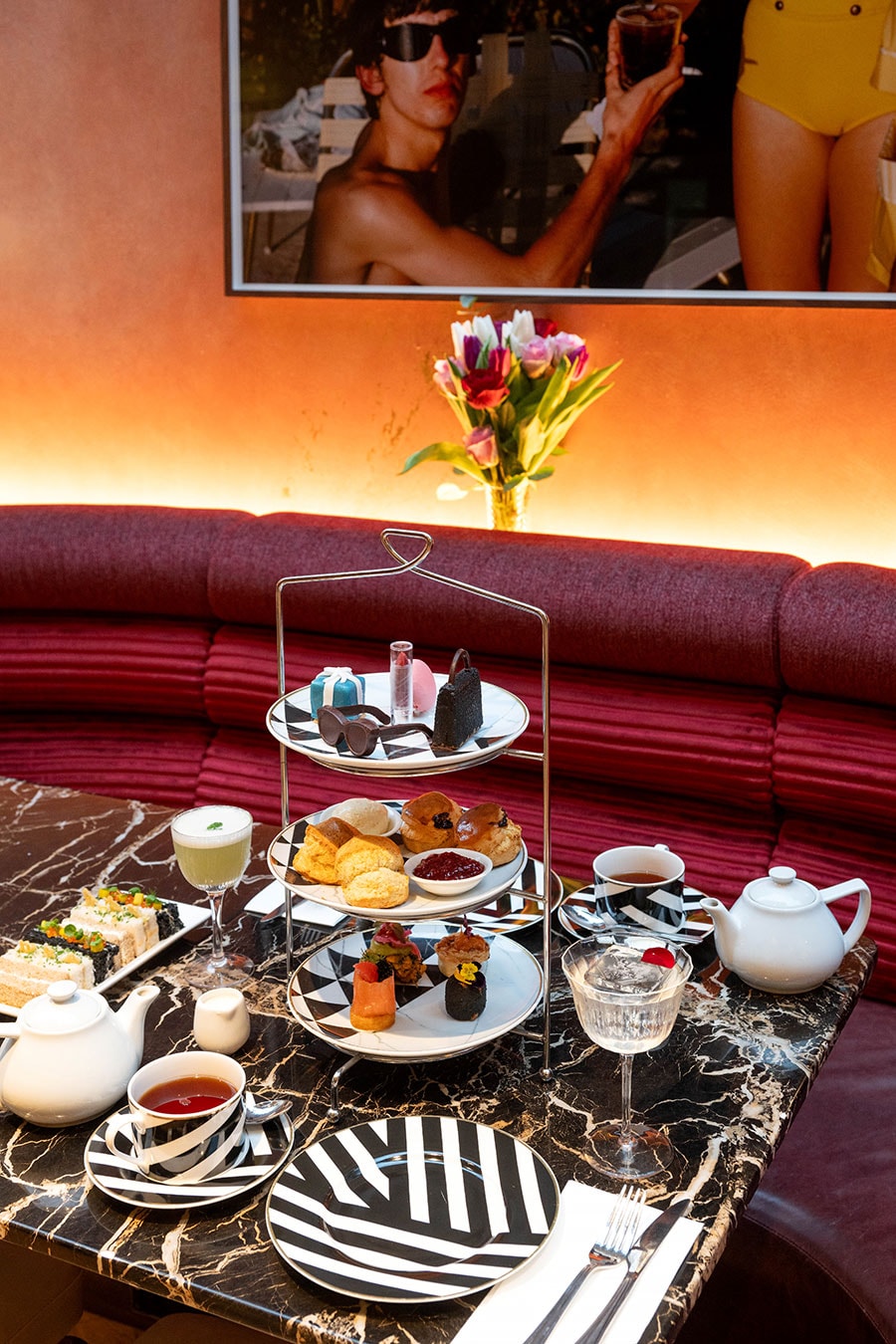 ラリーズはオーストラリア人起業家によるカフェ・グループが手がけた店。“Breakfast at Audrey’s”と名付けられたアフタヌーンティー49.50ポンド~にもコーンフリッターやアボカドを使ったオージーらしいアイテムあり。