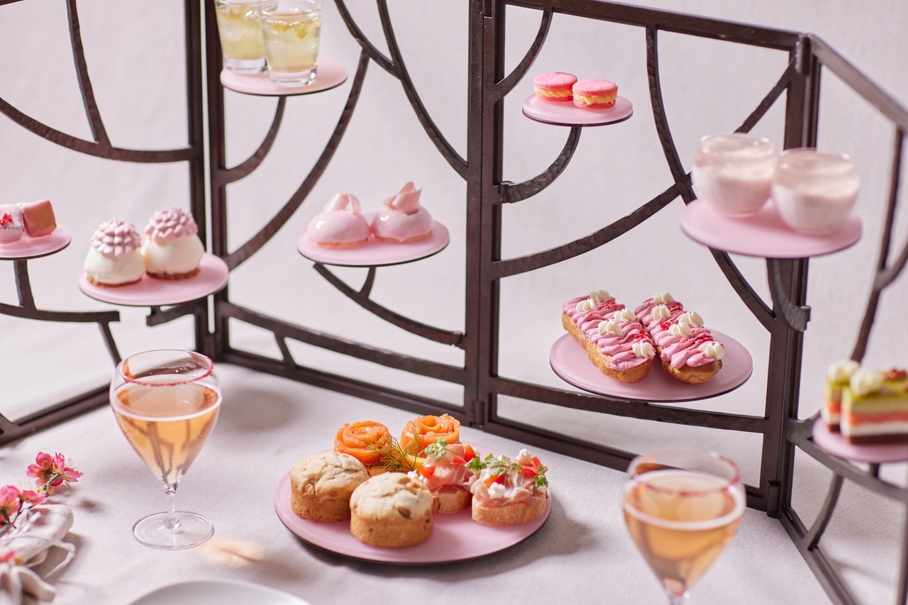 梅の木を表現したスタンドで8種のスイーツと3種のセイボリーを。