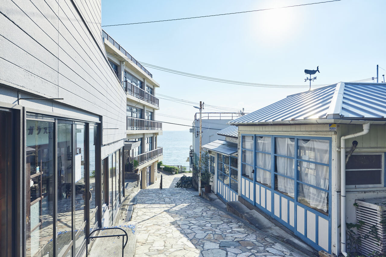 太陽の光が海に差し、きらきらして見えることから名付けられた「きらきら坂」。撮影日は晴れの多い赤穂には珍しく生憎の曇り空だったが、晴れの日には気持ちの良い風景が。提供写真。