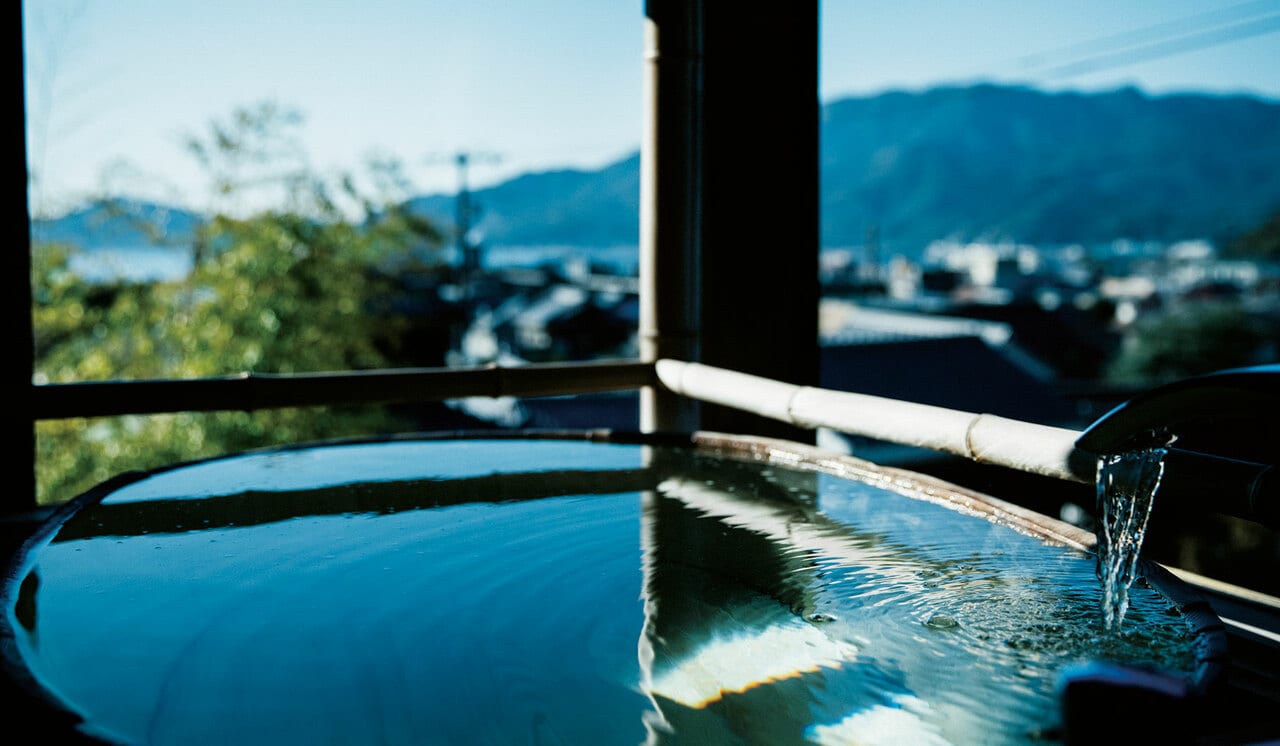 眺望のよさが魅力の「も」の部屋は湯船からの眺めが特にすばらしい（湯船は2020年取材時からリニューアルされている）。