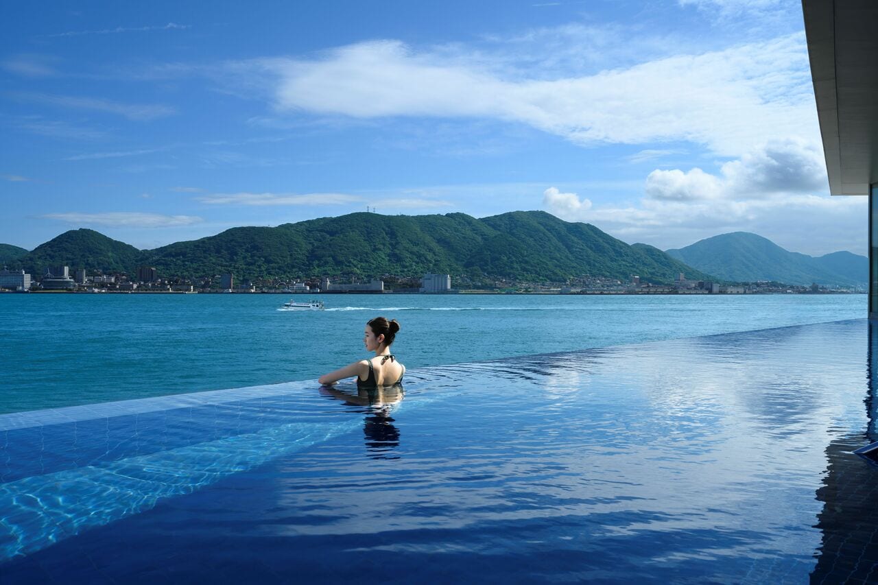 屋外のインフィニティプールは、一部海水も使われている。