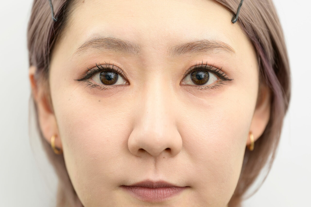 【STEP2】楕円状になじませ、のび広げる。小鼻より下に広げると、顔全体の印象が下がってしまうので注意。