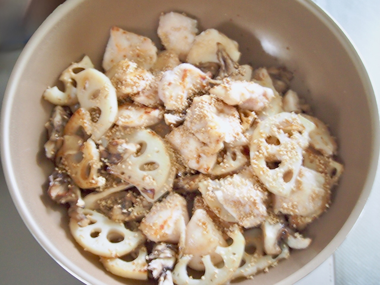 鶏肉が両面きつね色に焼けたら、(3)の野菜を戻し入れる。