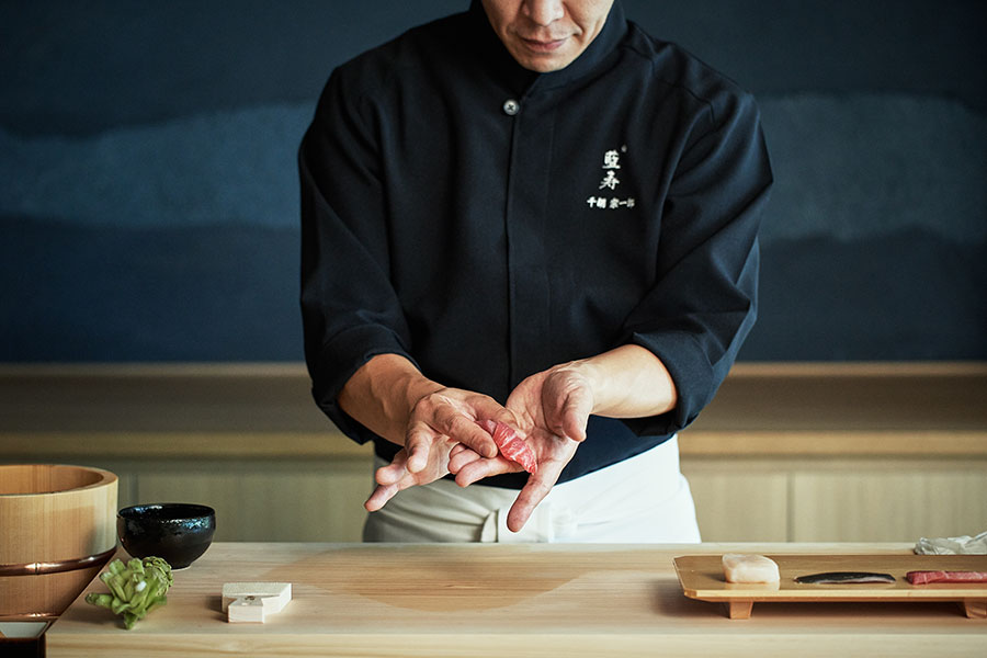 その日の最上が並ぶ、鮨「藍寿」。