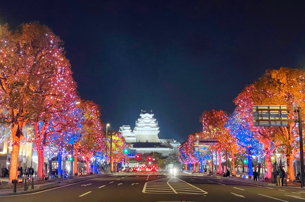 12月21日（土）と22日（日）の12時～22時も、大手前通りの一部区間が「歩行者天国」に。車道から姫路城とイルミネーションを一望できる。