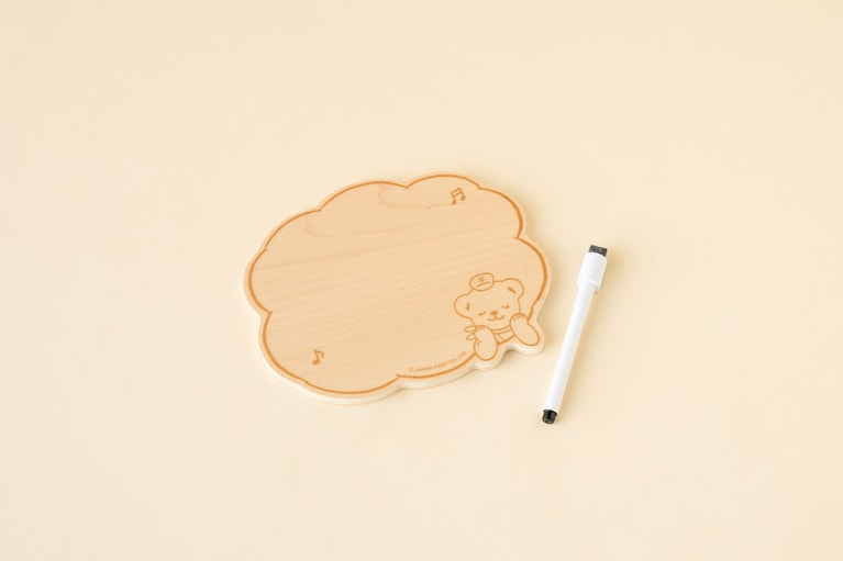 ぽすくまの木製ホワイトボード 2,600円（ボードマーカー付き）。