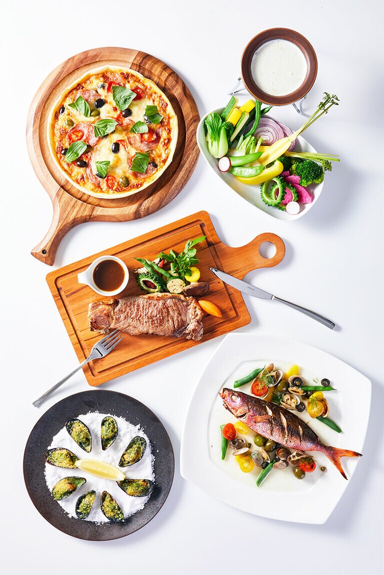 「やんばるビストロ LUANA」のメニューの一例。良質な食材に恵まれたやんばるの旬を、おしゃれなビストロスタイルで。