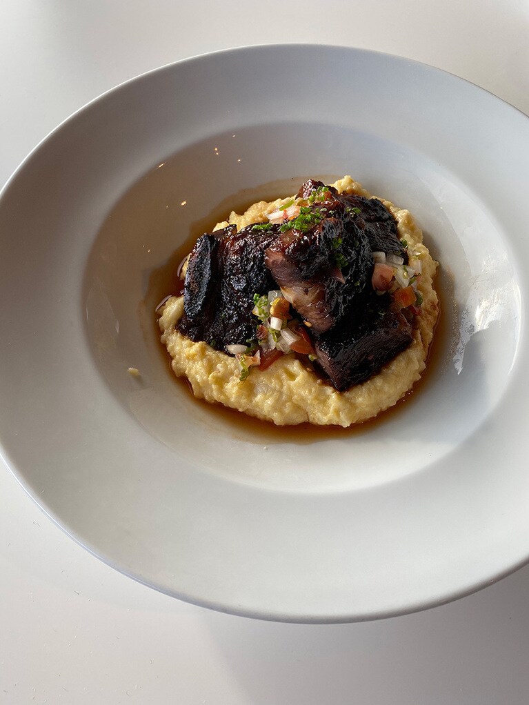 カルビを熟成し干して作るPipikaula Shortrib 17ドル。