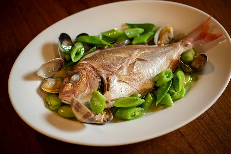 「三崎の真鯛の蒸し物 アサリと季節の豆のソース」2,500円。