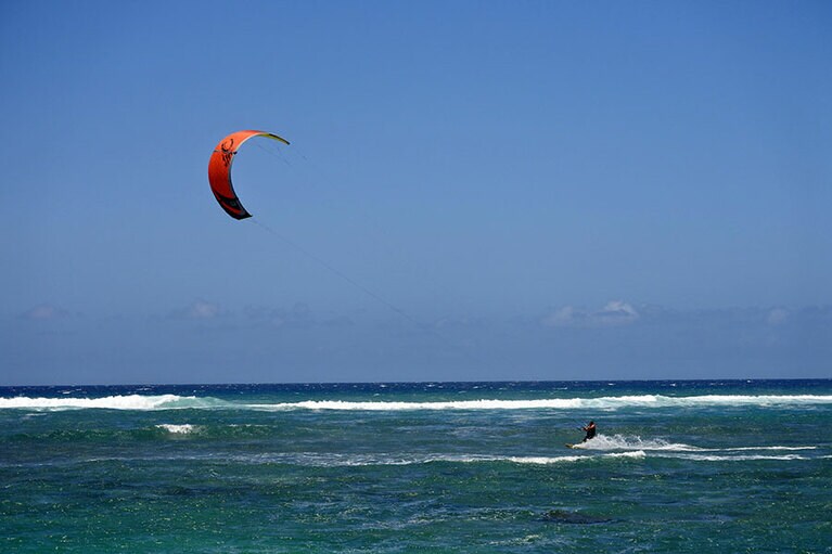 コナウィンドが吹くと、カイトサーファーが集まってきます。