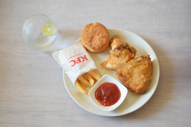 フライドチキン、フライドポテトにスイートチリソースをたっぷりつける。