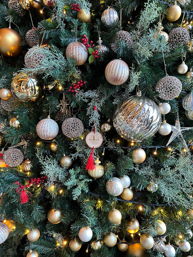 トーンを揃えたシックなオーナメントがたくさん飾られている。