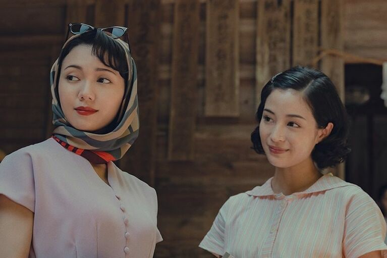 悦子（右、広瀬すず）と佐知子（二階堂ふみ）　Ⓒ2025 A Pale View of Hills Film Partners