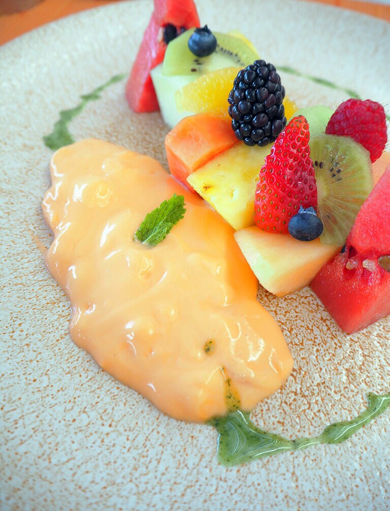 フルーツとヨーグルトの盛り合わせ。