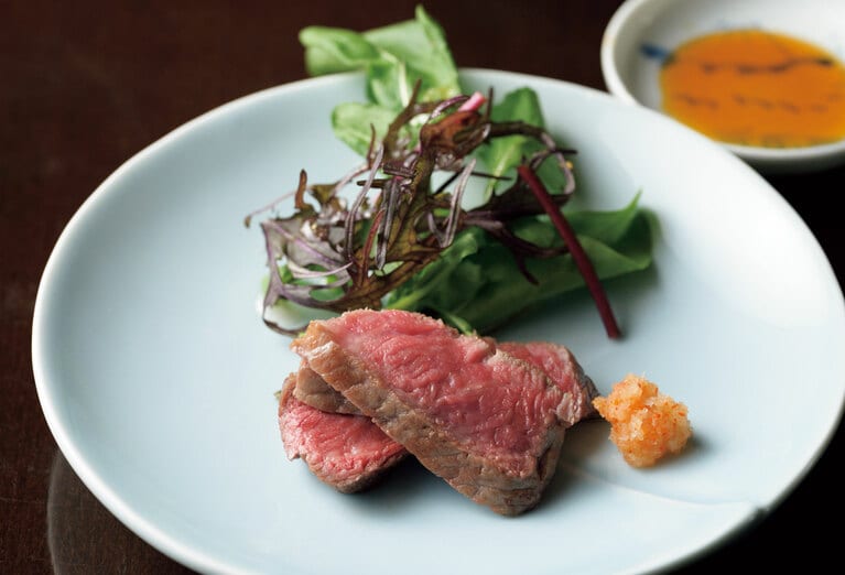 カボス入り自家製ポン酢で食べるローストビーフ。