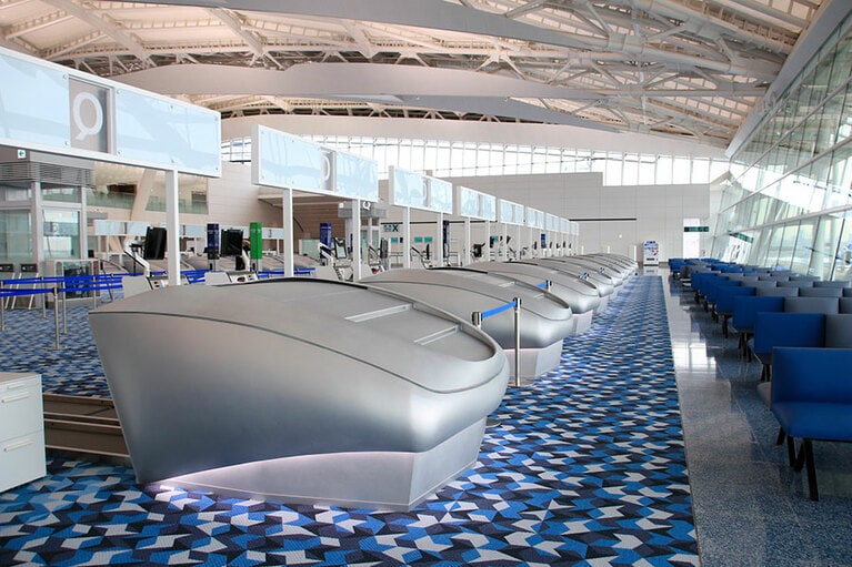 後ろから見た手荷物預け機。機内預け手荷物がここから地下に吸い込まれ、床下のベルトコンベアで運ばれていく。高速列車の先頭のような形だ。