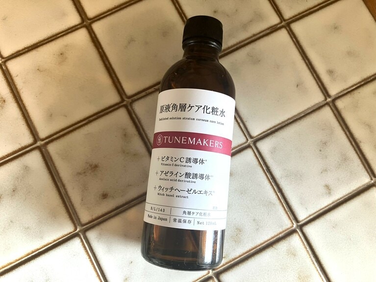 毛穴が開きやすく詰まりやすい季節に頼りたい。実験用道具のような茶色の遮光ボトルと質実剛健ともいえる文字のみのおなじみのデザインは、ふたりで使うシェアコスメとしても最適。