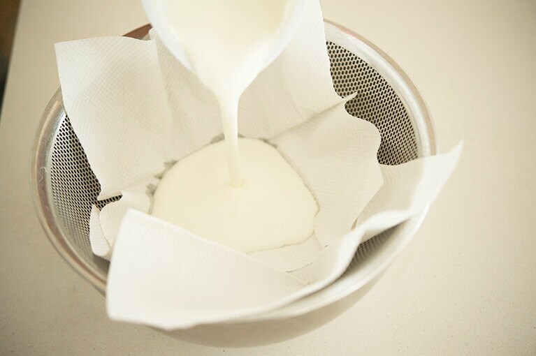 ヨーグルトを水切りしているところ。キッチンペーパーを使用すると、片付けが楽ちん。