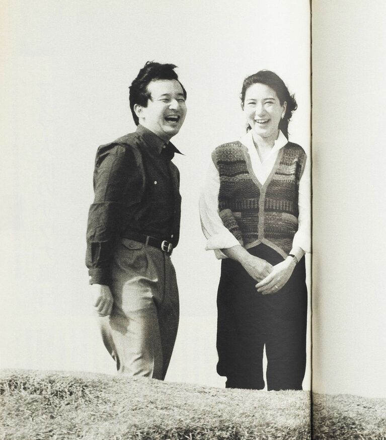 1998年3月30日、葉山御用邸の近くを散策なさる皇太子さま（当時）と雅子さま。雅子さまはニット風ベストをお召しに（「文藝春秋」2001年6月号誌面より）　©文藝春秋