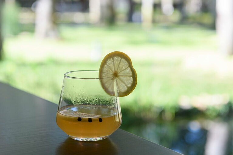 朝食前に、タイヤル族のスペシャルドリンクで喉を潤して。