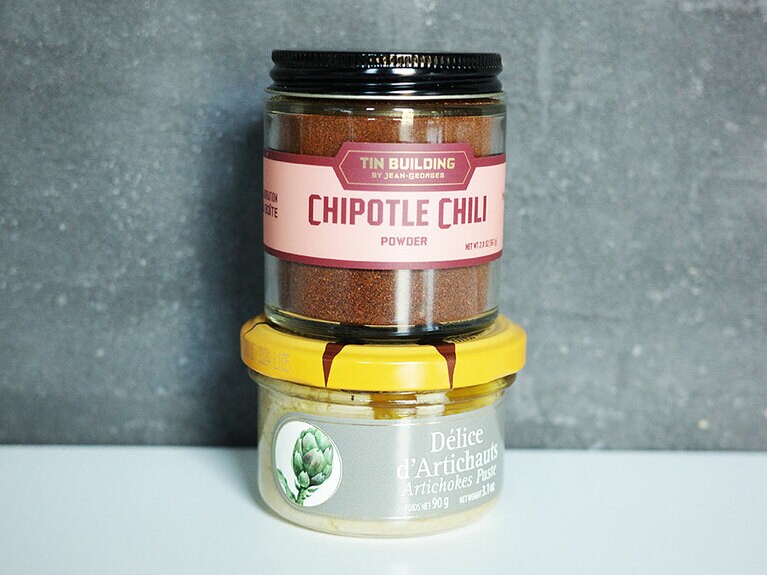 上から：チポトレチリパウダー（10ドル）、アーティチョークペースト（7ドル）。