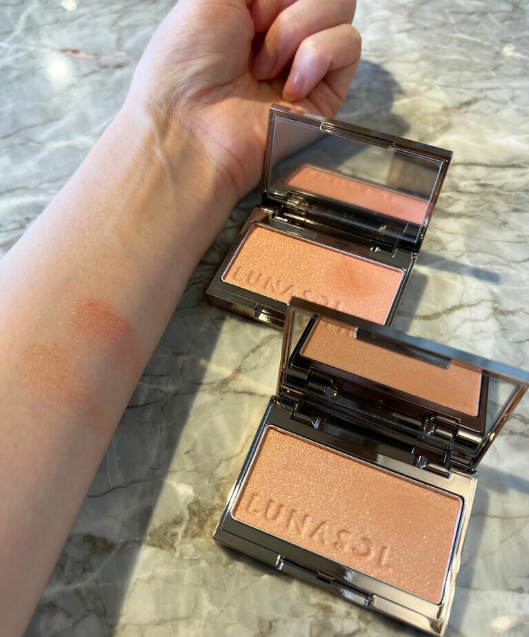 【スウォッチ】ルナソル カラーリングシアーチークス(グロウ) 上から、EX04 Coral Wind、EX05 Cinnamon Veil。