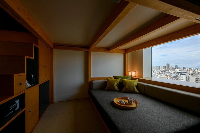 床は畳敷き。足を伸ばしてゆったりくつろげるソファスペース。