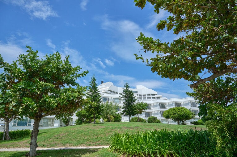 1998年の開業以来、優雅な休日を提供してきた「オーシャンウィング」では、順次リノベーションを近日予定中。乞うご期待！